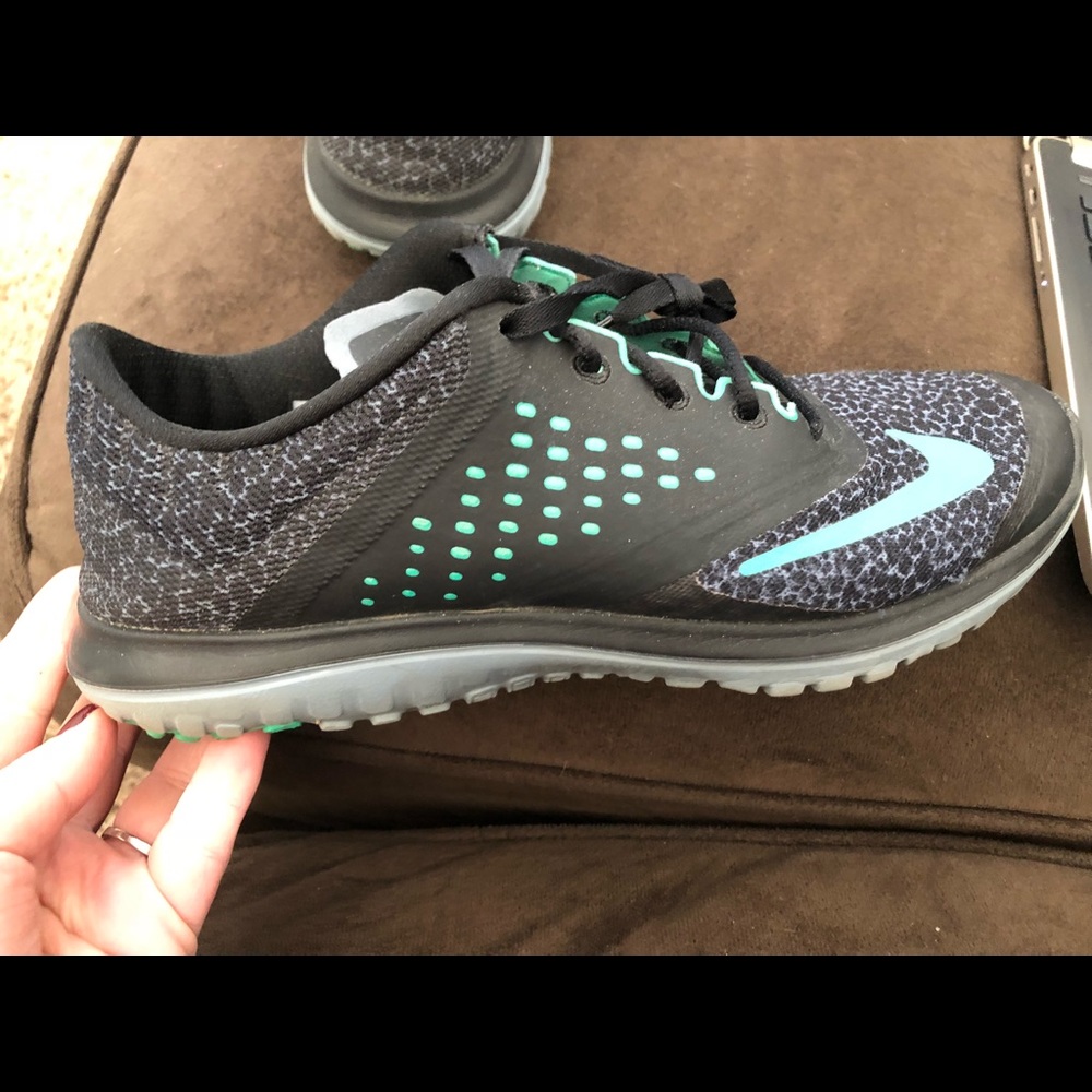 Women’s Size 8 1/2 Nike Tennis Shoes